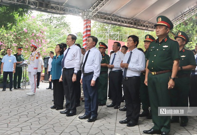 Chủ tịch Quốc hội Trần Thanh Mẫn dâng hương, dâng hoa anh hùng liệt sĩ tại Công viên Lê Thị Riêng - Ảnh 2.