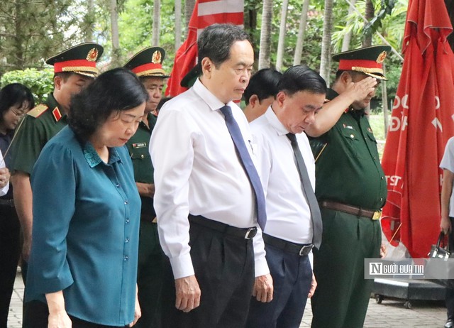 Chủ tịch Quốc hội Trần Thanh Mẫn dâng hương, dâng hoa anh hùng liệt sĩ tại Công viên Lê Thị Riêng - Ảnh 3.