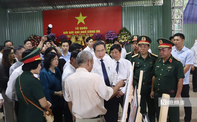 Chủ tịch Quốc hội Trần Thanh Mẫn dâng hương, dâng hoa anh hùng liệt sĩ tại Công viên Lê Thị Riêng - Ảnh 6.