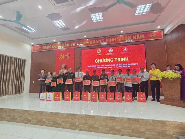 Trao tặng 60 căn nh&agrave; đầy đủ nội thất cho Mẹ Việt Nam anh h&ugrave;ng, thương binh nặng tại Nghệ An- Ảnh 2.
