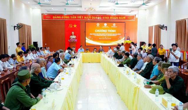 Trao tặng 60 căn nh&agrave; đầy đủ nội thất cho Mẹ Việt Nam anh h&ugrave;ng, thương binh nặng tại Nghệ An- Ảnh 1.