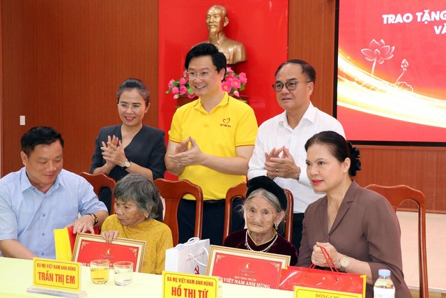 Trao tặng 60 căn nh&agrave; đầy đủ nội thất cho Mẹ Việt Nam anh h&ugrave;ng, thương binh nặng tại Nghệ An- Ảnh 6.