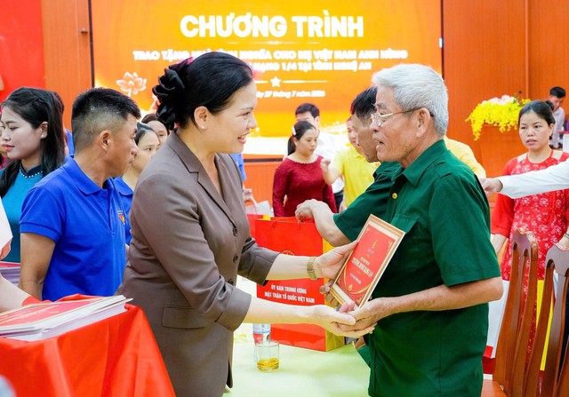 Trao tặng 60 căn nh&agrave; đầy đủ nội thất cho Mẹ Việt Nam anh h&ugrave;ng, thương binh nặng tại Nghệ An- Ảnh 4.
