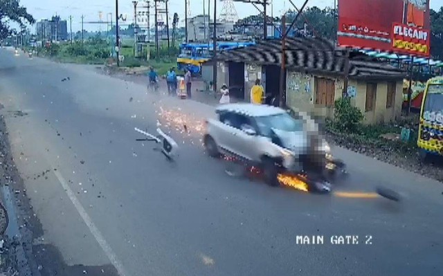 Sang đường, người đàn ông đi xe máy bị ô tô đâm văng 90 mét - Ảnh 1.