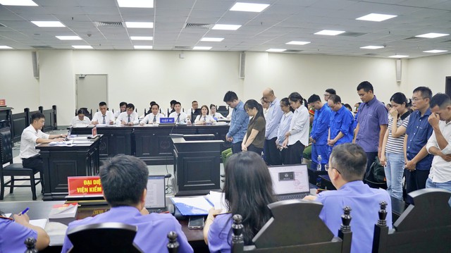 Cựu cán bộ công án báo tin, hướng dẫn "trùm hàng giả" tiêu hủy chứng cứ - Ảnh 1.