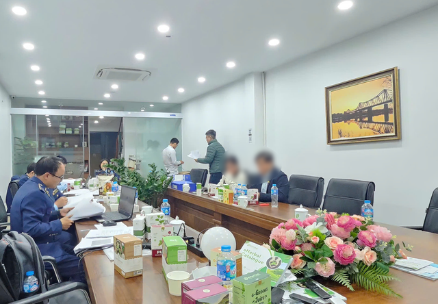 Ti&ecirc;u hủy gần 76.000 hộp bột rau vi phạm - Ảnh 2.
