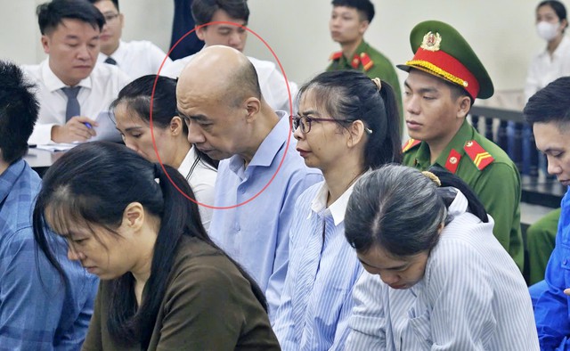 "Thoả thuận ngầm" tr&ecirc;n xe &ocirc;t&ocirc;, cựu c&aacute;n bộ hải quan nhận 1,5 tỷ đồng- Ảnh 2.