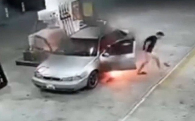 &Ocirc; t&ocirc; bốc ch&aacute;y dữ dội khi đang đổ xăng, 2 người bỏ chạy tho&aacute;t th&acirc;n - Ảnh 1.