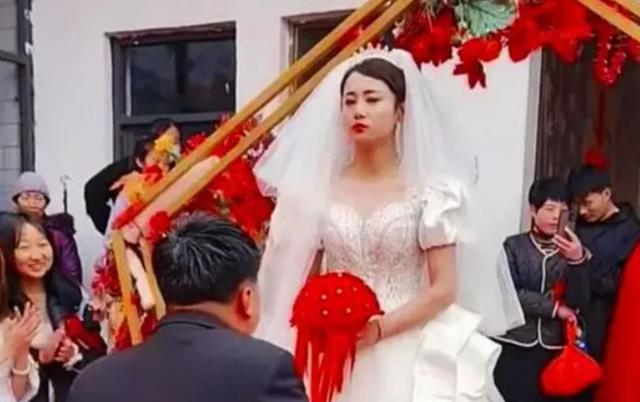 Giữa đ&aacute;m cưới, c&ocirc; d&acirc;u li&ecirc;n tục c&oacute; "biểu cảm lạ" khiến quan kh&aacute;ch x&ocirc;n xao - Ảnh 1.