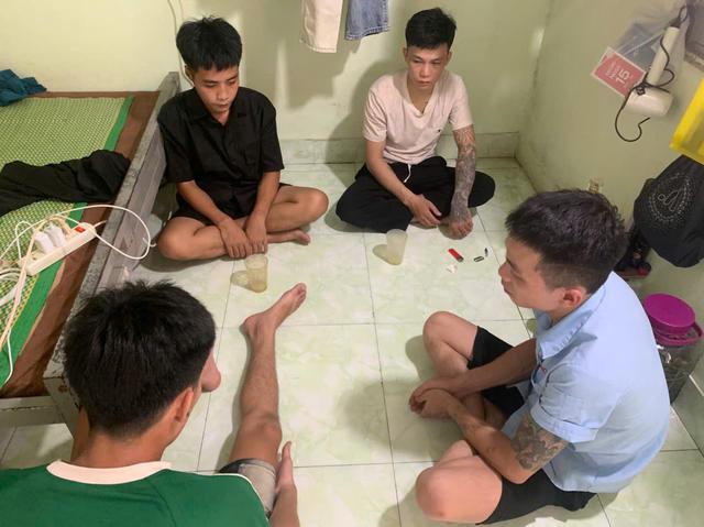 Bắt giữ 4 đối tượng làm chuyện phạm pháp trong phòng trọ ở Hưng Yên - Ảnh 1.