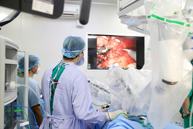 Lần đầu Việt Nam đ&agrave;o tạo phẫu thuật nội soi robot b&agrave;i bản, th&uacute;c đẩy điều trị ung thư bằng c&ocirc;ng nghệ hiện đại - Ảnh 3.