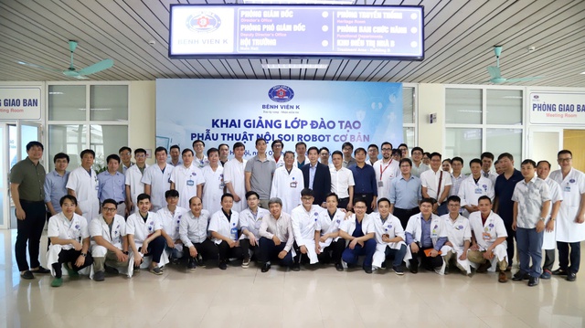 Lần đầu Việt Nam đ&agrave;o tạo phẫu thuật nội soi robot b&agrave;i bản, th&uacute;c đẩy điều trị ung thư bằng c&ocirc;ng nghệ hiện đại - Ảnh 2.
