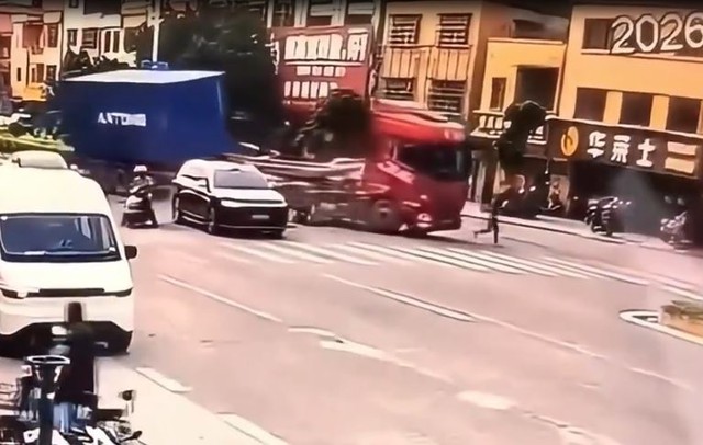 Xe tải đâm trúng nhiều phương tiện, người đàn ông bỏ chạy thoát thân - Ảnh 1.