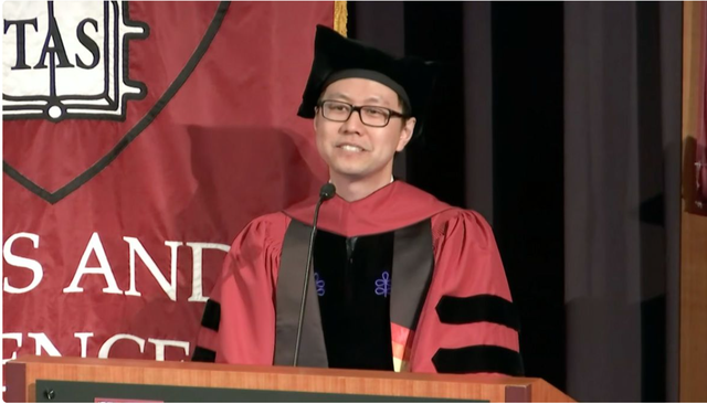 Chàng trai 2 lần bị trường đại học từ chối nay trở thành tiến sĩ Harvard, bài phát biểu gây xúc động - Ảnh 1.