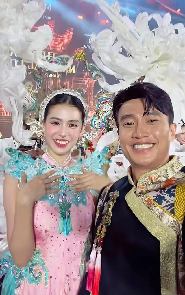 Màn tương tác đầy dí dỏm của "trai hư showbiz" khi hội ngộ Tiểu Vy - Ảnh 1.