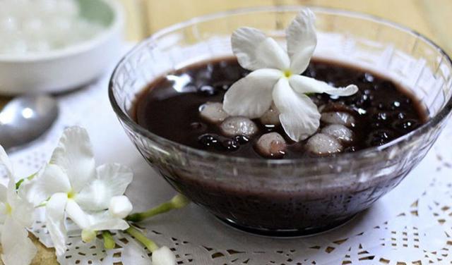 Ăn đậu đen mỗi ngày để "bổ thận", người đàn ông 47 tuổi bất ngờ khi đi khám- Ảnh 1.