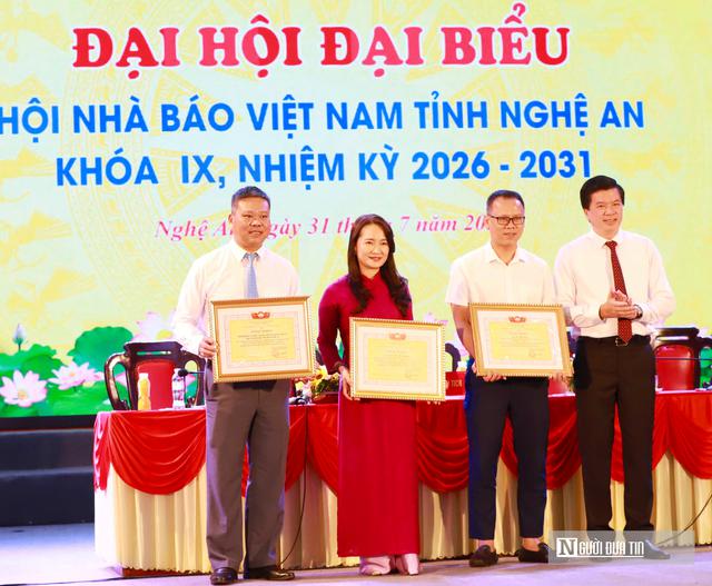 Tạp ch&iacute; Đời sống & Ph&aacute;p luật nhận bằng khen của Ủy ban MTTQ Việt Nam tỉnh Nghệ An- Ảnh 2.