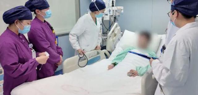 Người đàn ông loét ruột, suýt tử vong vì ăn hải sản theo cách quen thuộc- Ảnh 1.