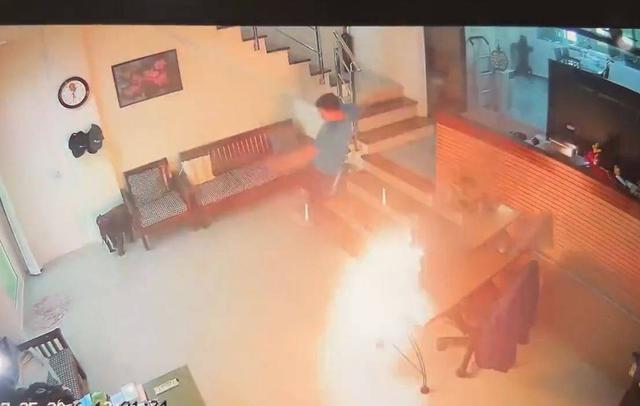 Sạc dự phòng phát nổ trên bàn khiến chủ nhà hoảng hốt - Ảnh 1.