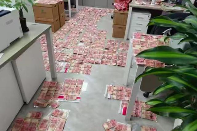 Để quên tiền mặt trên ban công suốt nửa tháng, người đàn ông đi làm về thì sốc nặng - Ảnh 1.