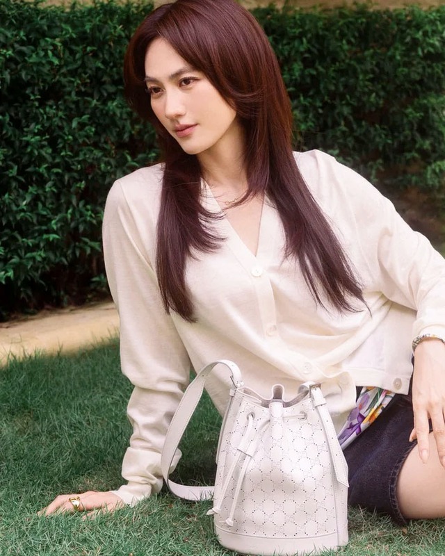 "Ngọc nữ trăm tỷ" gây mê mẩn với góc nghiêng thần thánh - Ảnh 1.