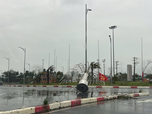 Bão số 1 hoành hành Móng Cái suốt đêm: Cây đổ, mái tôn bay, nhiều nơi mất điện - Ảnh 1.