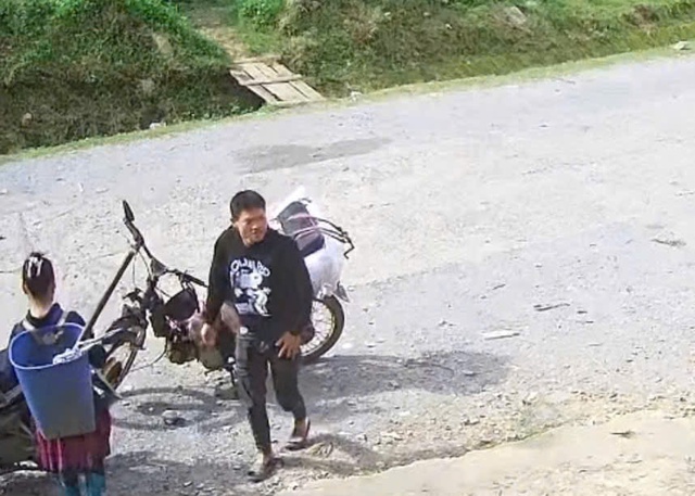 Bắt giữ đối tượng bắt c&oacute;c b&eacute; g&aacute;i 6 tuổi ở Sơn La - Ảnh 1.