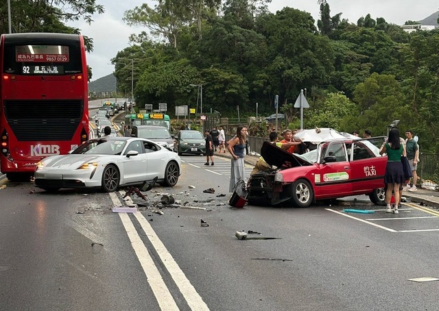 Taxi đâm trúng xe buýt trên cao tốc, tài xế tử vong - Ảnh 2.