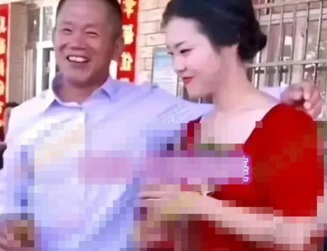 Chú rể 50 tuổi cưới cô dâu 20 tuổi, khoảnh khắc "nhạy cảm" tại lễ cưới gây tranh cãi - Ảnh 1.