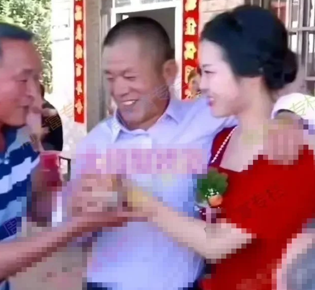 Chú rể 50 tuổi cưới cô dâu 20 tuổi, khoảnh khắc "nhạy cảm" tại lễ cưới gây tranh cãi - Ảnh 2.