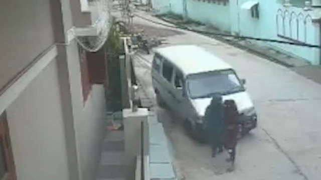 Tài xế ô tô đâm trúng 2 người phụ nữ rồi vứt xe bỏ chạy - Ảnh 1.