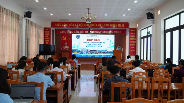 Lạng Sơn: Thương mại, dịch vụ tiếp tục là động lực tăng trưởng của nền kinh tế - Ảnh 1.