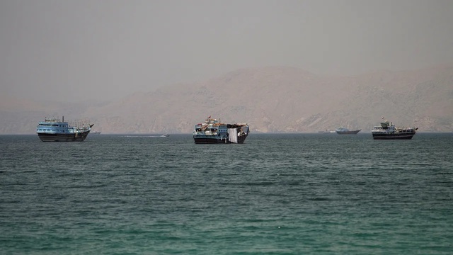 Iran phóng tên lửa vào tàu thương mại trên eo biển Hormuz - Ảnh 1.