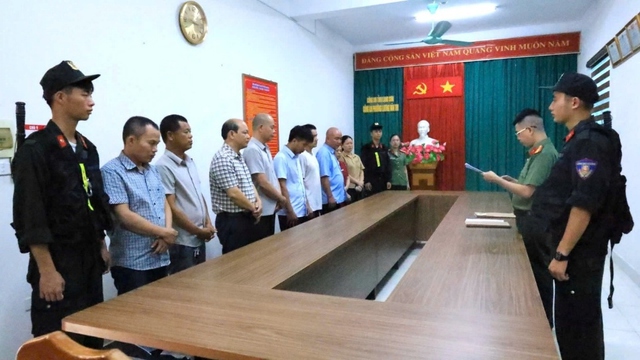 2 phó chủ tịch xã cùng 10 người bị bắt vì tham ô tiền công đức - Ảnh 1.
