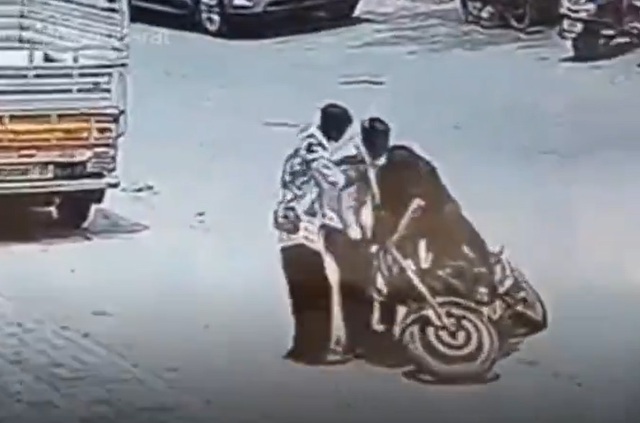 Màn dàn cảnh tai nạn, cướp điện thoại nhanh như chớp trên phố- Ảnh 1.