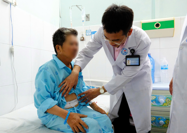 Người đ&agrave;n &ocirc;ng 54 tuổi đau bụng dữ dội, b&aacute;c sĩ gắp ra thứ "đ&aacute;ng sợ" trong dạ d&agrave;y - Ảnh 1.