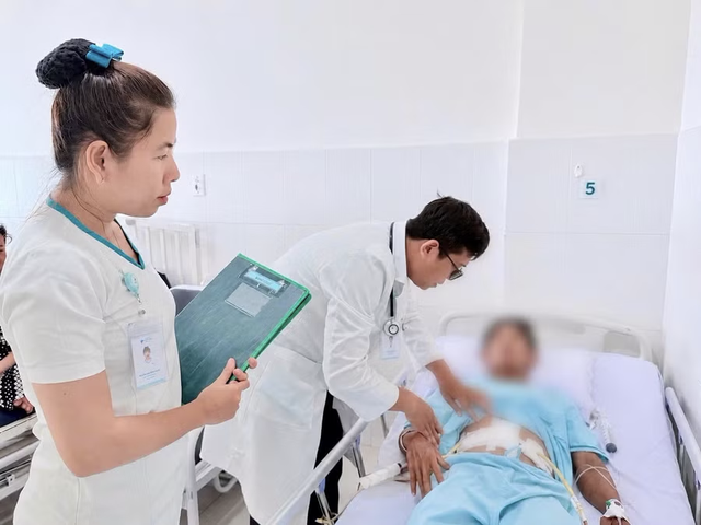 Người đàn ông 58 tuổi vỡ ruột non sau va chạm giao thông được cấp cứu kịp thời - Ảnh 1.