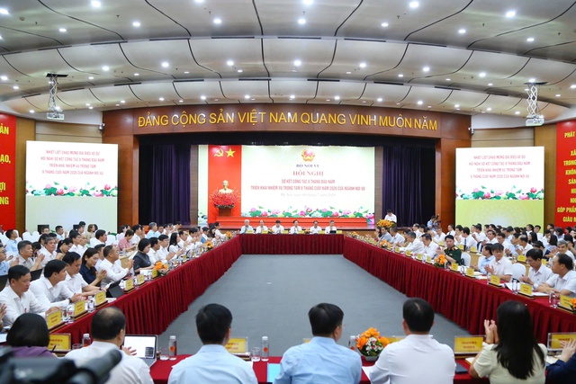 Bộ Nội vụ sẽ tiếp tục nghiên cứu, đề xuất phương án cải cách tiền lương mới - Ảnh 2.