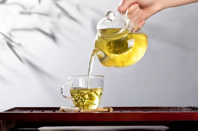 Uống trà đá đều đặn suốt 10 năm, người phụ nữ sốc khi bác sĩ lấy ra thứ "đáng sợ" trong bụng- Ảnh 2.