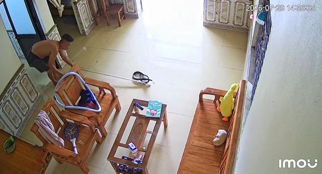 Nghe tiếng động lạ, cô gái bàng hoàng phát hiện rắn rơi từ điều hòa xuống phòng ngủ - Ảnh 1.