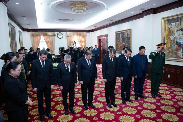 Lãnh đạo Đảng, Nhà nước viếng Chủ tịch Quốc hội Lào Saysomphone Phomvihane - Ảnh 1.