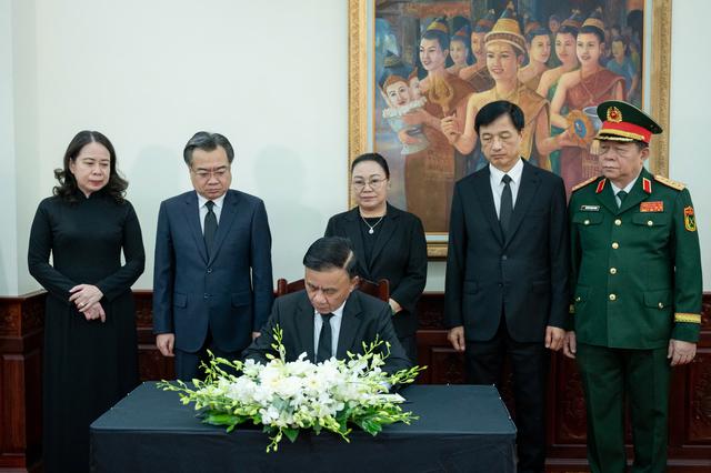Lãnh đạo Đảng, Nhà nước viếng Chủ tịch Quốc hội Lào Saysomphone Phomvihane - Ảnh 4.