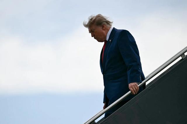 Ông Trump phát tín hiệu chuyển hướng sang gây sức ép kinh tế đối với Iran - Ảnh 1.