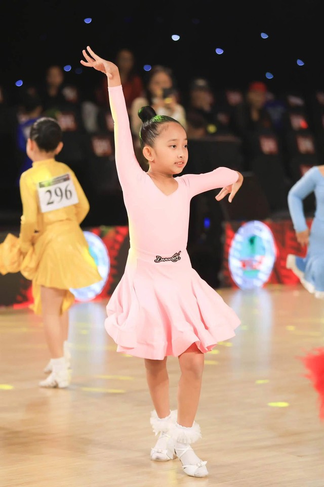 "Mợ chảnh" nhà Khánh Thi-Phan Hiển, khoe tài năng nhảy múa gây chú ý - Ảnh 2.