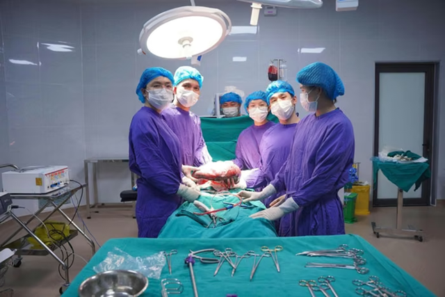 Bụng người đàn ông 69 tuổi ngày càng phình to, bác sĩ sững sờ khi phát hiện thứ "khổng lồ" bên trong - Ảnh 2.