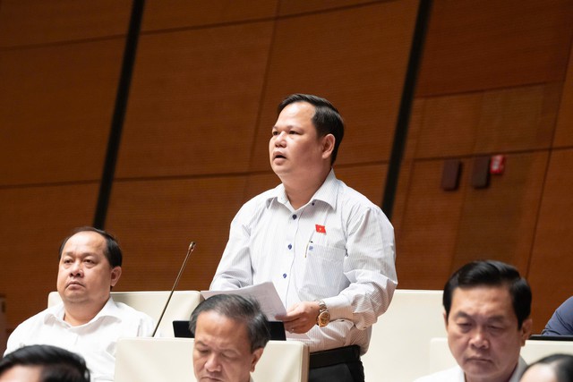 ĐBQH đề xuất thí điểm nơi dừng cho shipper, xe máy gọi điện thoại - Ảnh 2.
