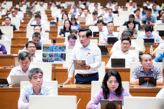ĐBQH đề xuất thí điểm nơi dừng cho shipper, xe máy gọi điện thoại - Ảnh 1.