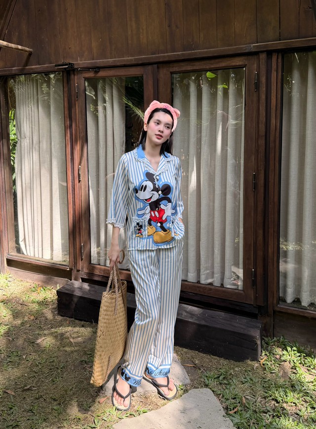 Cuộc sống l&agrave;m d&acirc;u miền T&acirc;y trong biệt phủ của mỹ nh&acirc;n showbiz, cưới kh&ocirc;ng cần s&iacute;nh lễ - Ảnh 3.