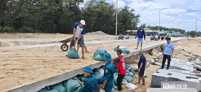 Khẩn trương khắc phục tuyến đường ven biển bị sạt lở giữa mùa hè ở Huế- Ảnh 3.