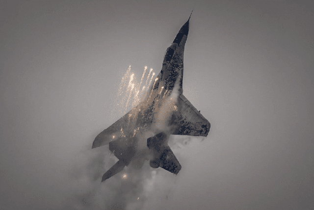 MiG-29 Ukraine bốc ch&aacute;y giữa l&uacute;c ph&oacute;ng t&ecirc;n lửa, phi c&ocirc;ng phải ph&oacute;ng ghế tho&aacute;t hiểm - Ảnh 1.